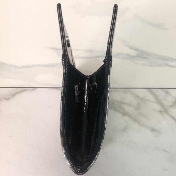 Olivia Miller Cut Handle Magazine Clutch - Picture 12 of 14